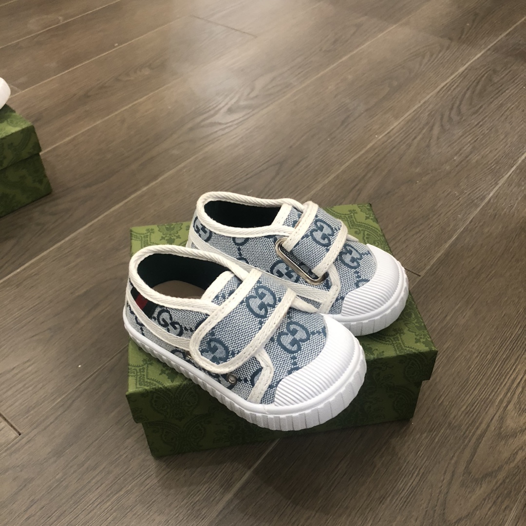 Children's shoes child